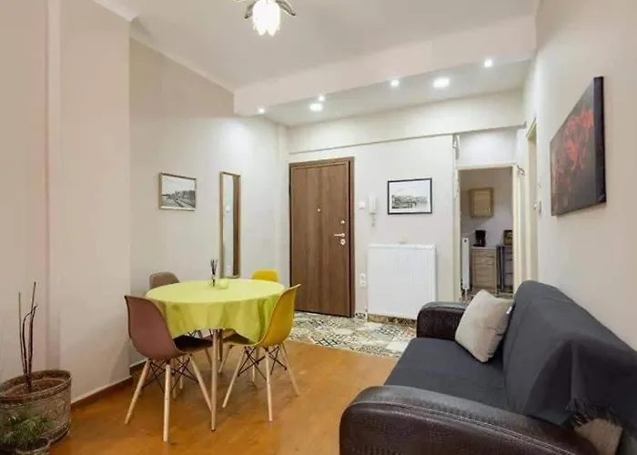 Private Pristine Balcony Home- Heart Of The Center