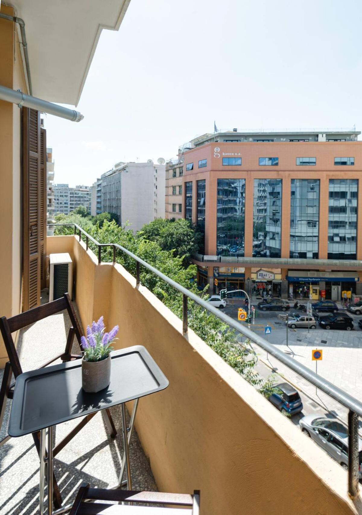 Private Pristine Balcony Home- Heart Of The Center *